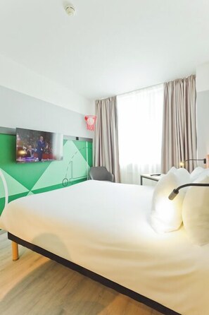 Room, 1 Queen Bed | Desk, soundproofing, iron/ironing board, free cribs/infant beds - Ibis Styles Kaunas Centre (Kaunas)