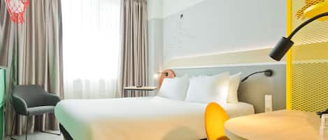 Chambre, 1 grand lit | Bureau, systĂšme dâinsonorisation, fer et planche Ă repasser