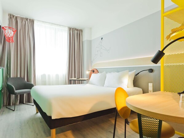 Room, 1 Queen Bed | Desk, soundproofing, iron/ironing board, free cribs/infant beds - Ibis Styles Kaunas Centre (Kaunas)