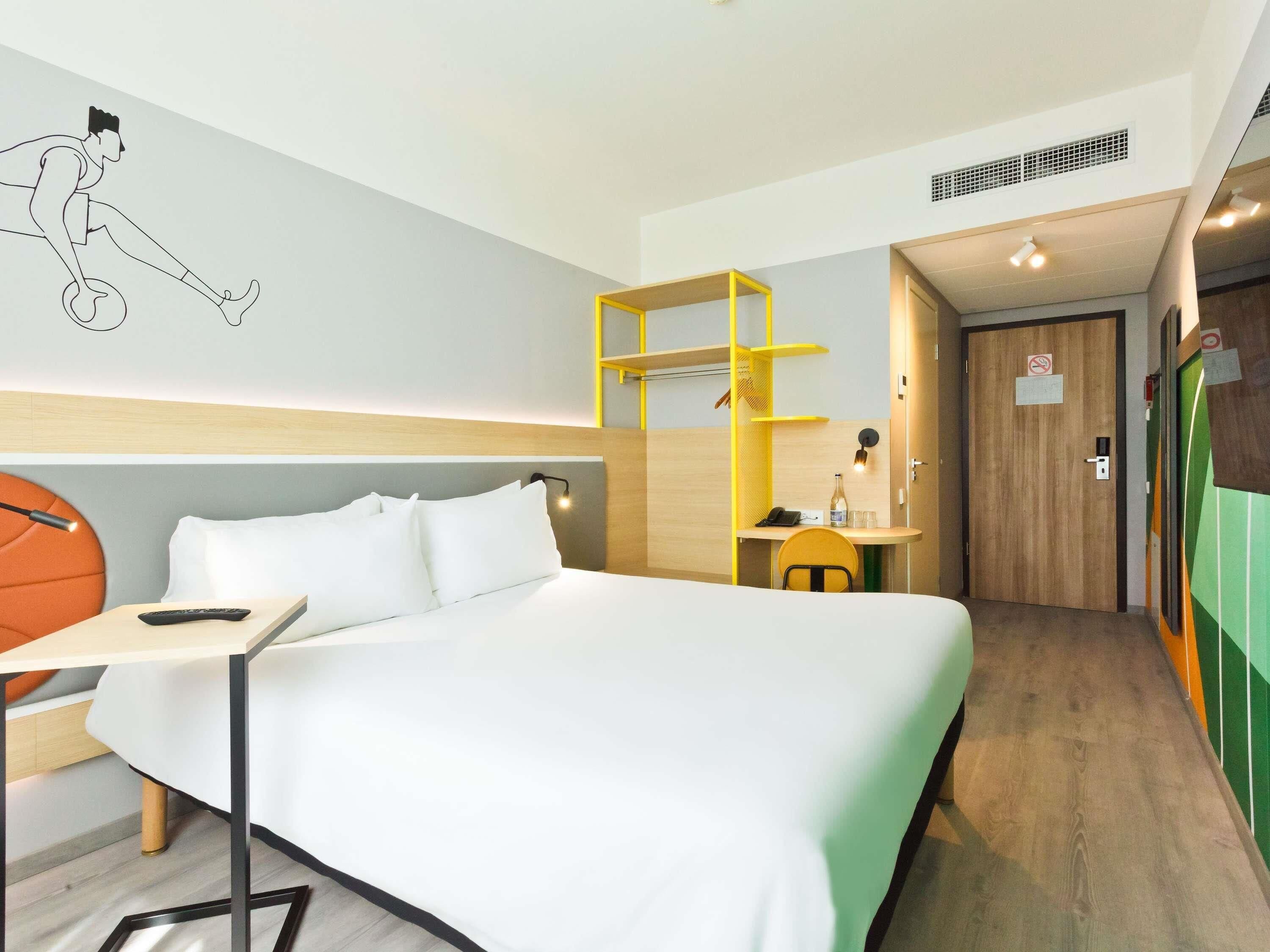 Habitación, 1 cama de matrimonio | Escritorio, sistema de insonorización, tabla de planchar con plancha