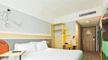 Habitación, 1 cama de matrimonio | Escritorio, sistema de insonorización, tabla de planchar con plancha