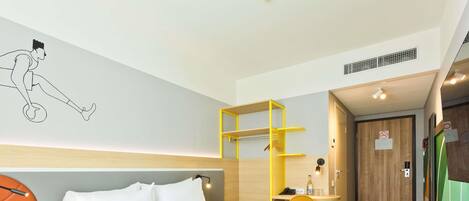 Habitación, 1 cama Queen size | Escritorio, insonorización y tabla de planchar con plancha