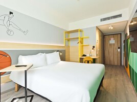 Kamer, 1 queensize bed | Een bureau, geluiddichte muren, een strijkplank/strijkijzer