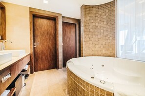 Suite junior, vistas al lago | Baño | Secador de pelo, albornoces, toallas y jabón