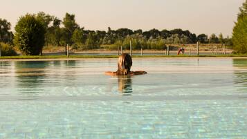 4 innendørsbassenger, 3 utendørsbassenger og solsenger