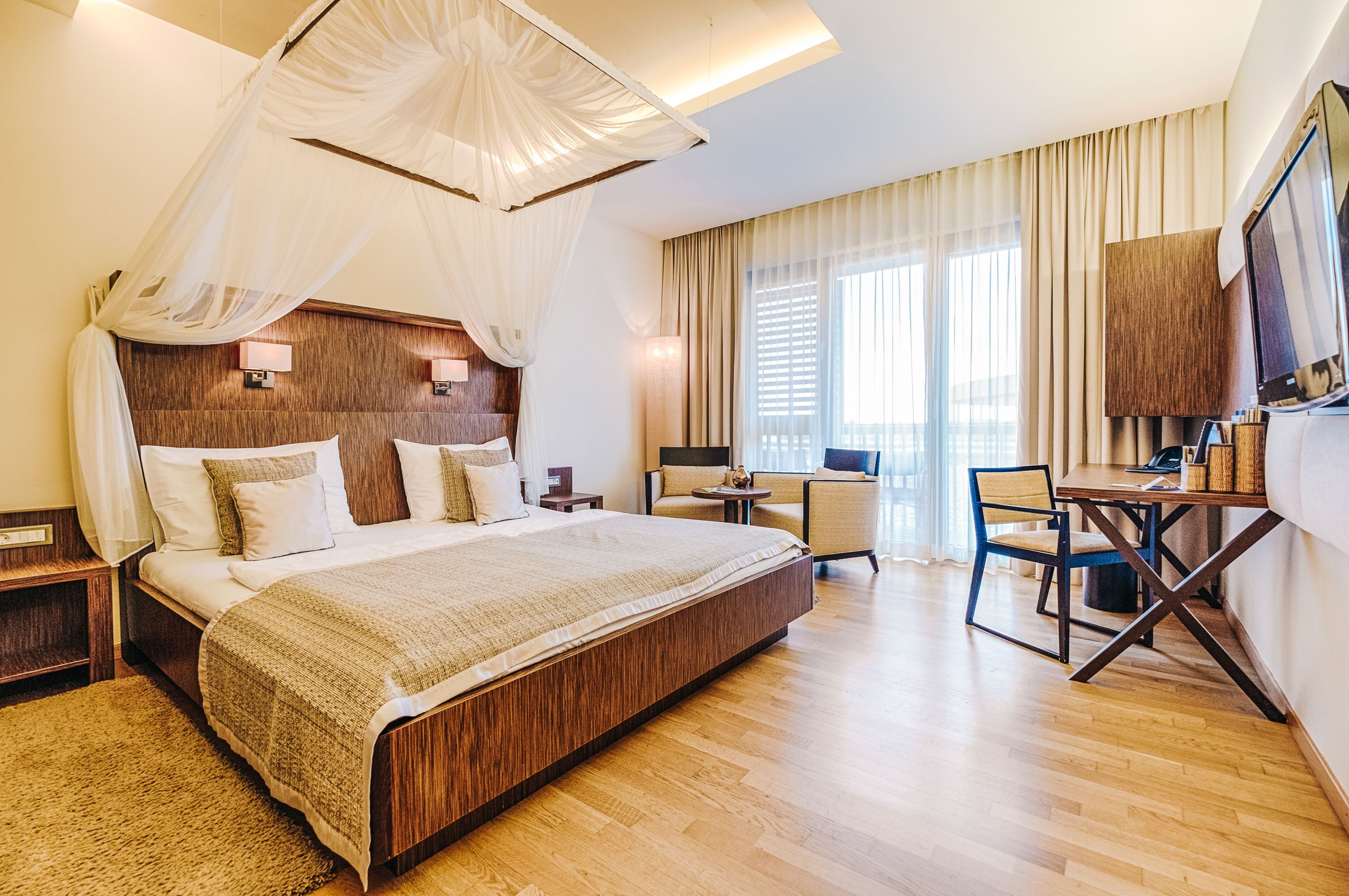 Een gratis minibar, een kluis op de kamer, een bureau