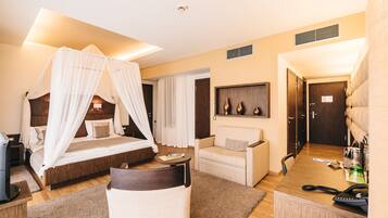Suite Junior, vue lac | Articles gratuits dans le mini-bar, coffres-forts dans les chambres