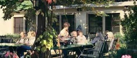 Petit-déjeuner et déjeuner servis sur place, restauration en plein air 