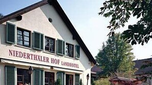 Un edificio tradicional con un letrero que dice "NIEDERTHALER HOF LANDHOTEL".