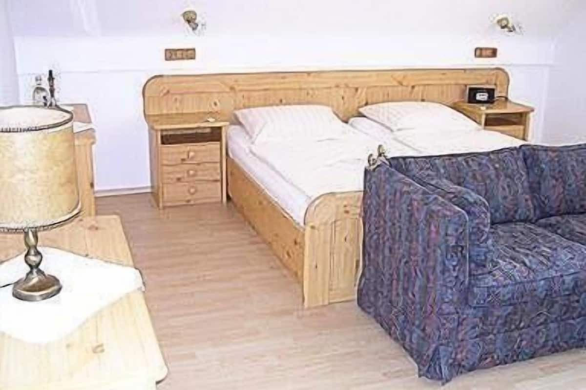 desk, free cots/infant beds, rollaway beds, free wifi
