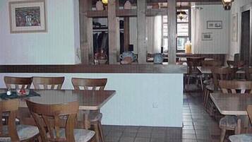 FrĂŒhstĂŒck, Mittagessen, Abendessen, deutsche KĂŒche, Speisen im Freien