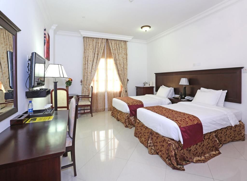 Minibar, caja de seguridad en la habitación y escritorio 