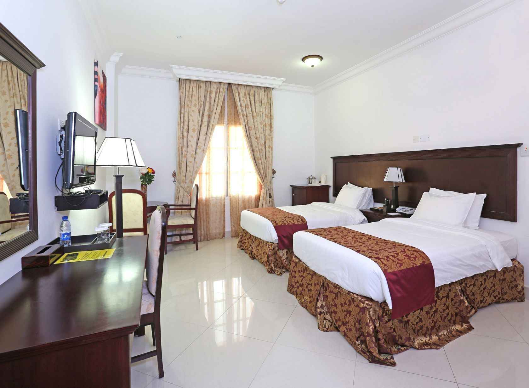 Minibar, caja de seguridad en la habitación y escritorio 