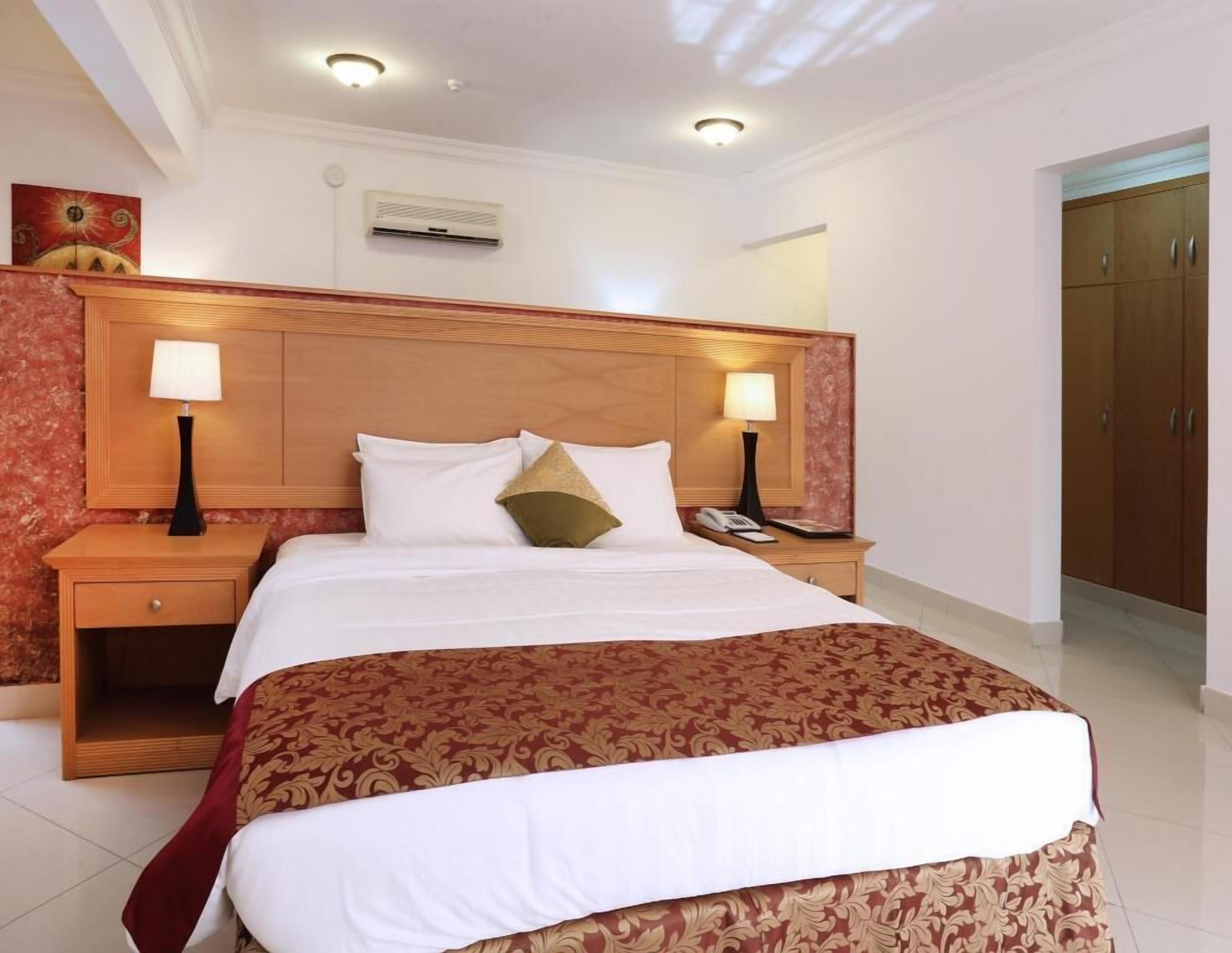 Minibar, caja de seguridad en la habitación y escritorio 