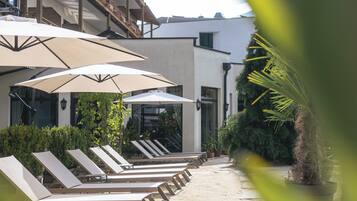 Piscina all'aperto, ombrelloni da piscina, lettini