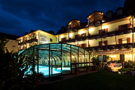 Fachada de la propiedad por la tarde o noche