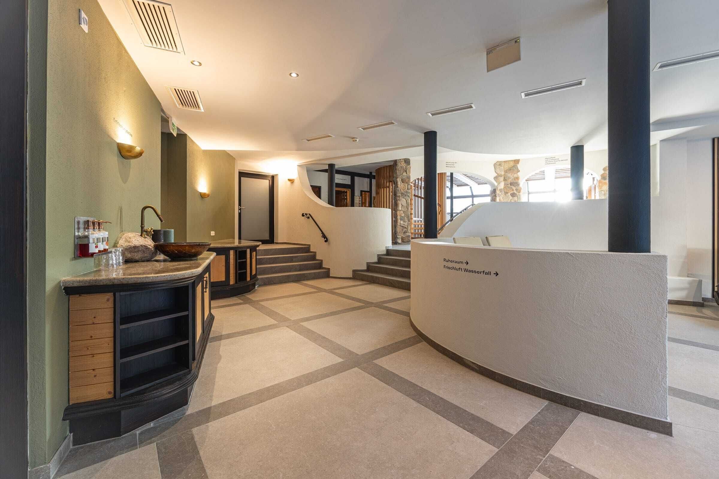 Foto - Upside Down Town Hotel Neue Post