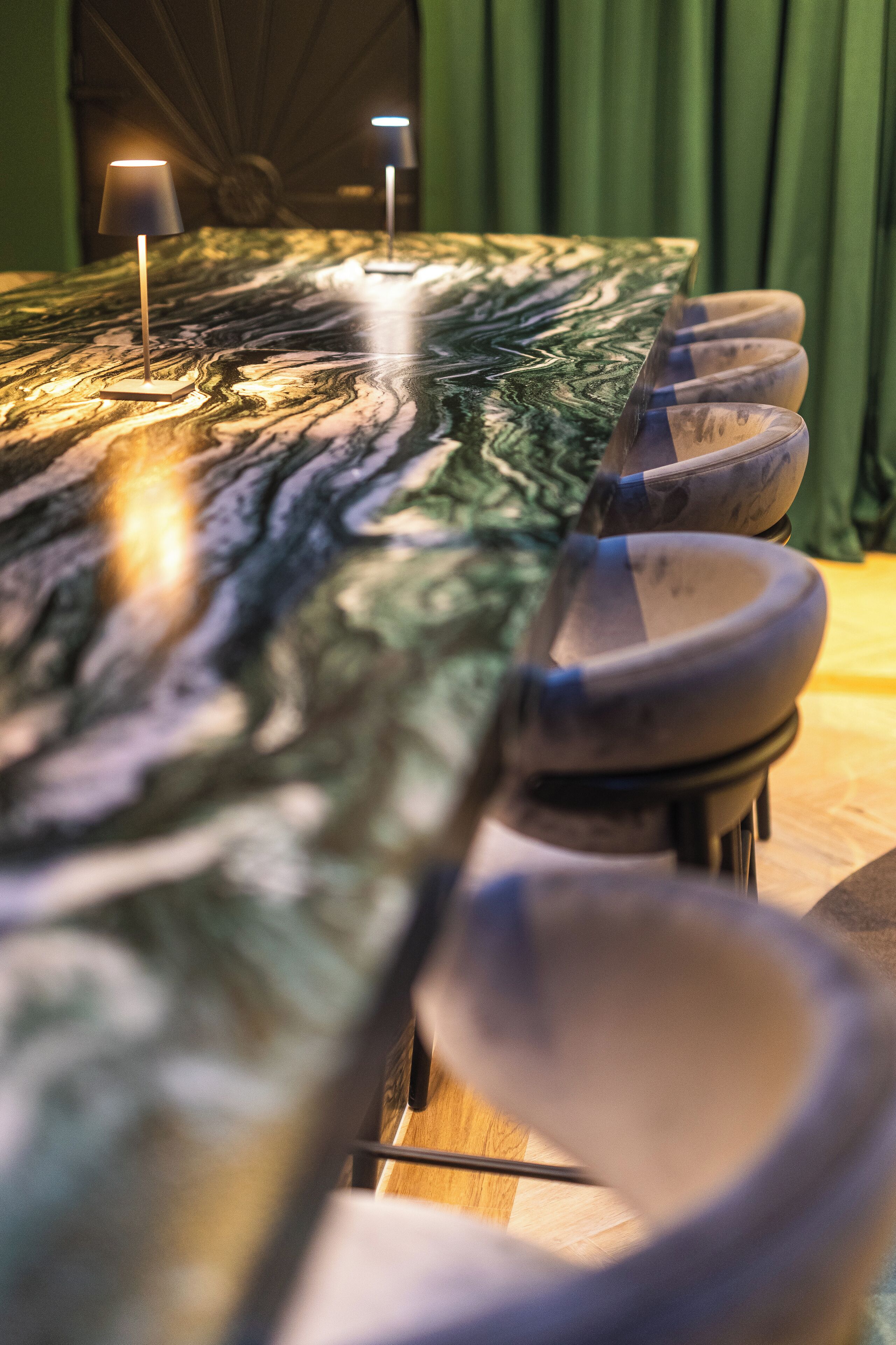 Foto - Upside Down Town Hotel Neue Post