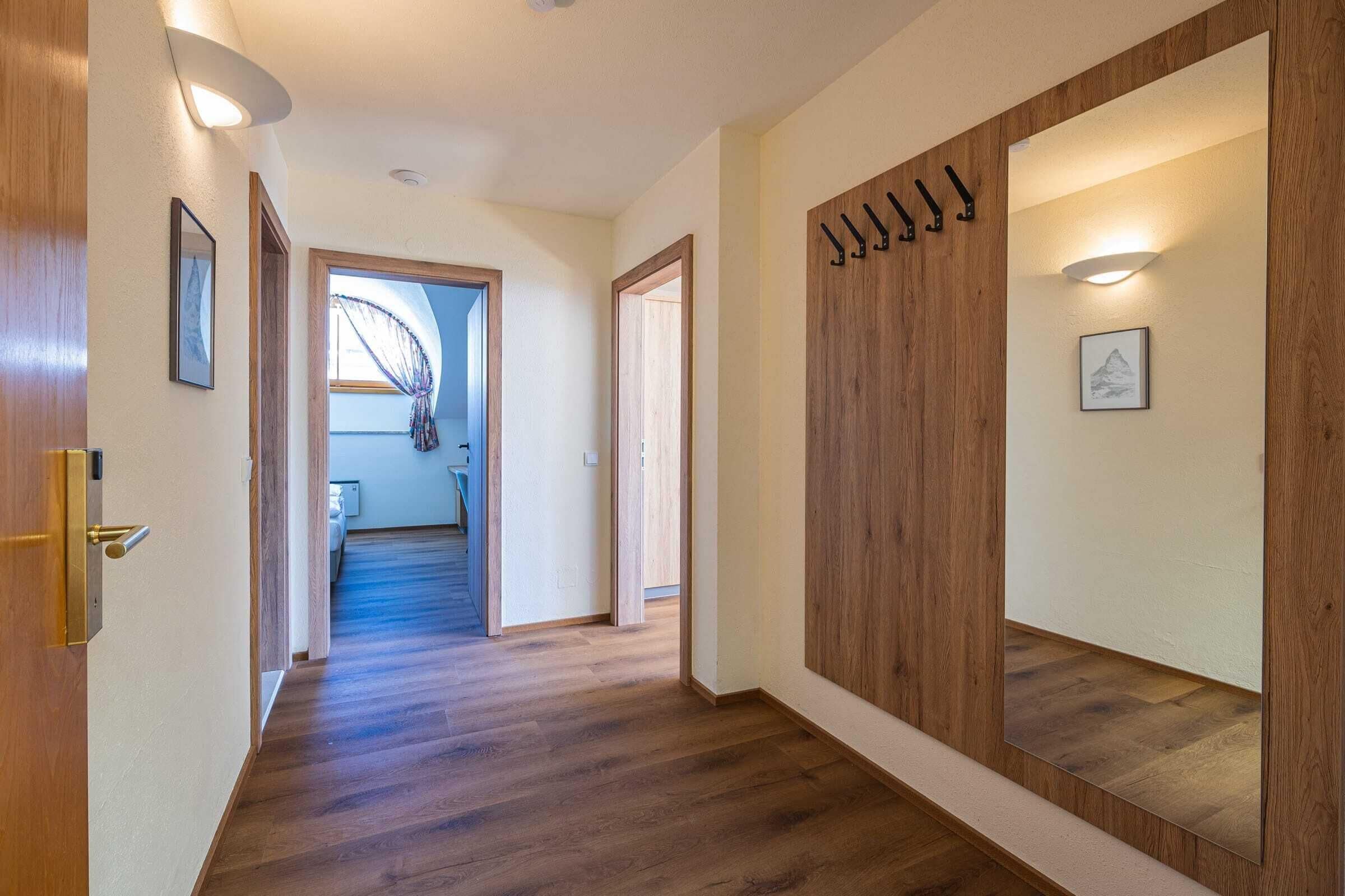 Foto - Upside Down Town Hotel Neue Post