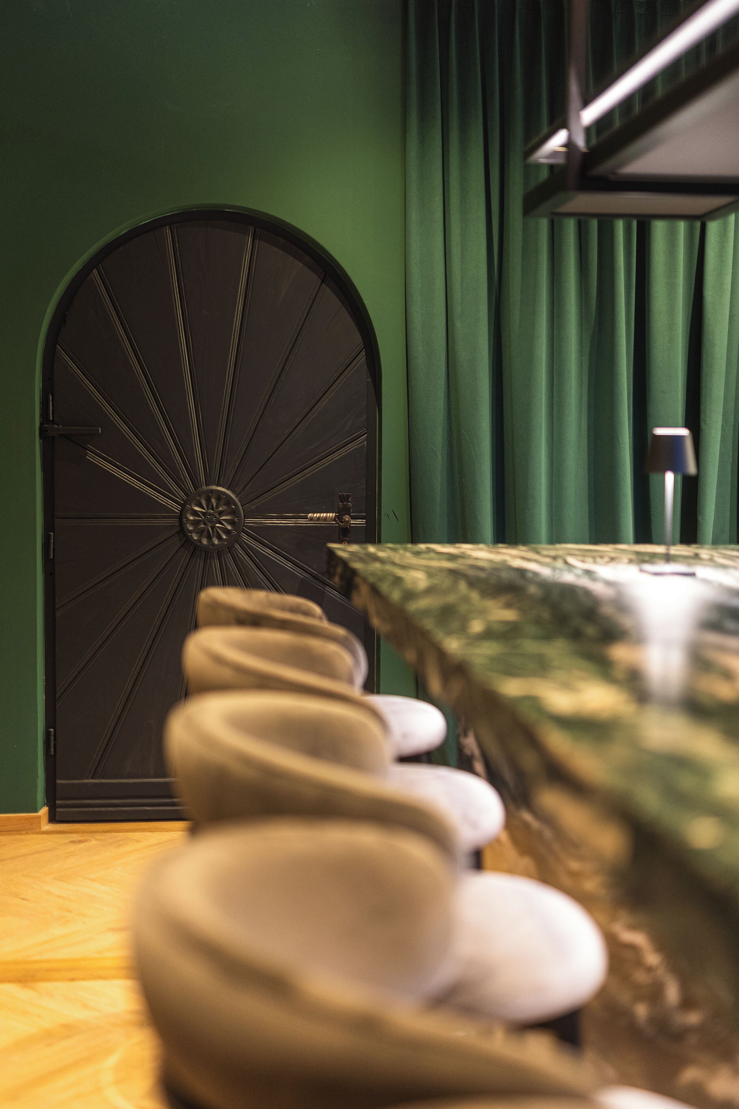 Foto - Upside Down Town Hotel Neue Post