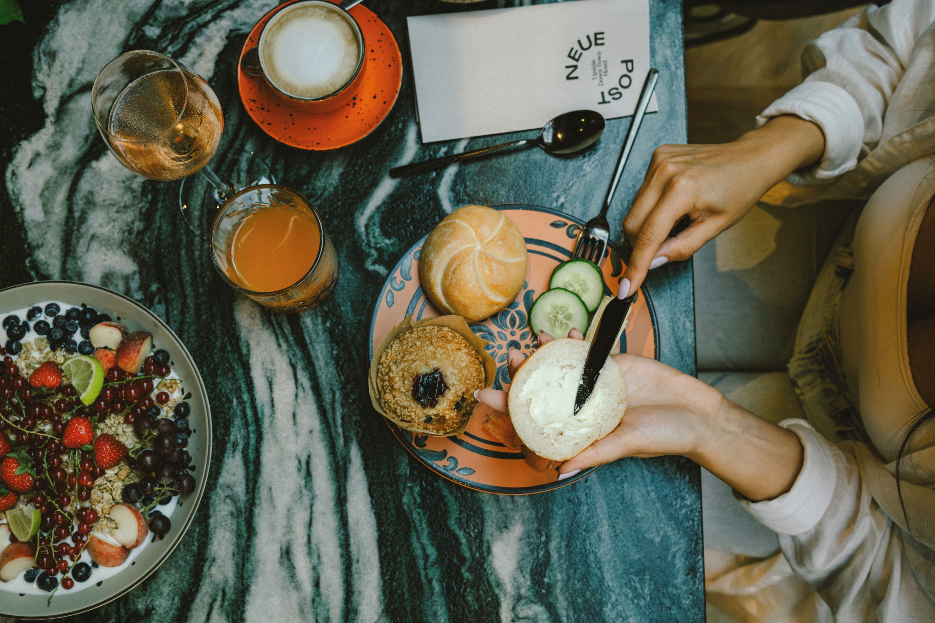 Une table avec une assiette de nourriture, un verre de jus de fruits et une tasse de café.