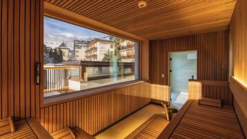 Interior de madeira com uma grande janela, bancos de madeira e uma porta.