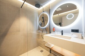 Hair dryer, bathrobes, slippers, towels - Neue Post (Zell am See)
