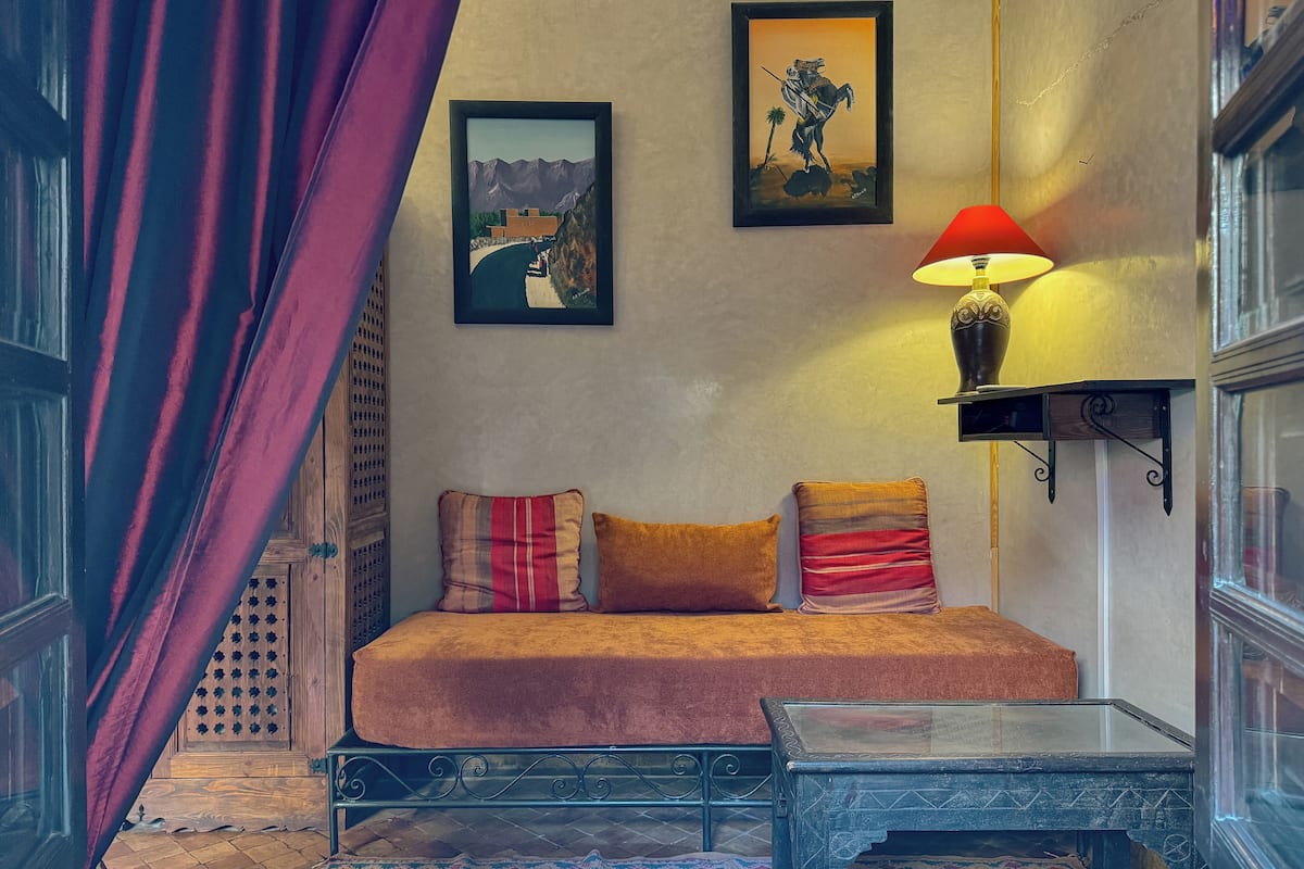 Premier-Dreibettzimmer, Mehrere Betten, Poolblick | Wohnbereich