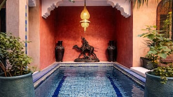 Una piscina cubierta, tumbonas