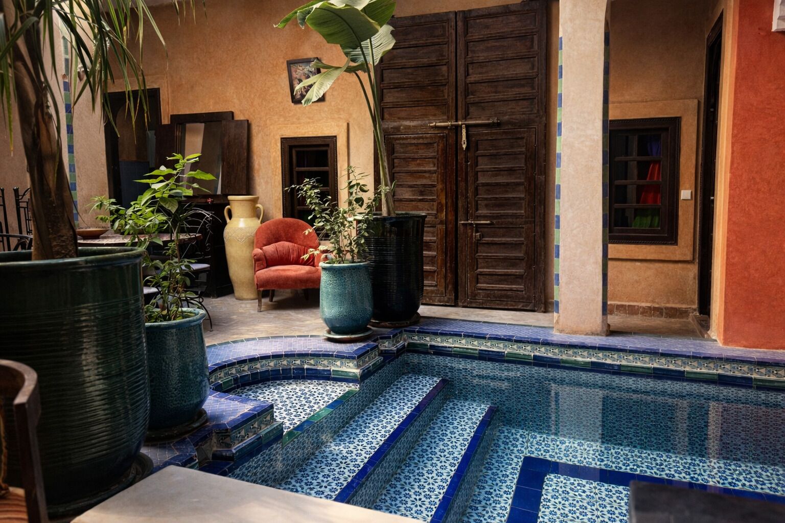 Alberca techada y camastros 