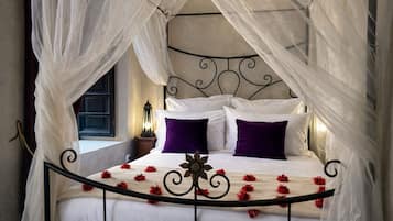 Premier driepersoonskamer, meerdere bedden, uitzicht op zwembad | Lakens van Egyptisch katoen, luxe beddengoed, individueel gedecoreerd