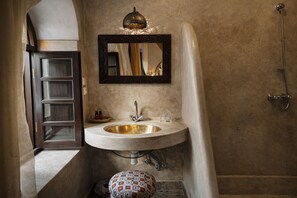 Ducha, artículos de tocador gratuitos, secador de pelo, toallas