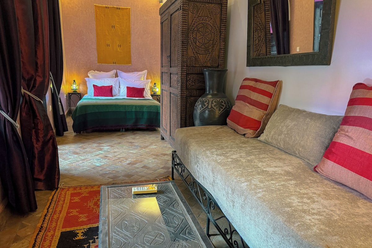Superior-Dreibettzimmer, Mehrere Betten, Poolblick | Wohnbereich
