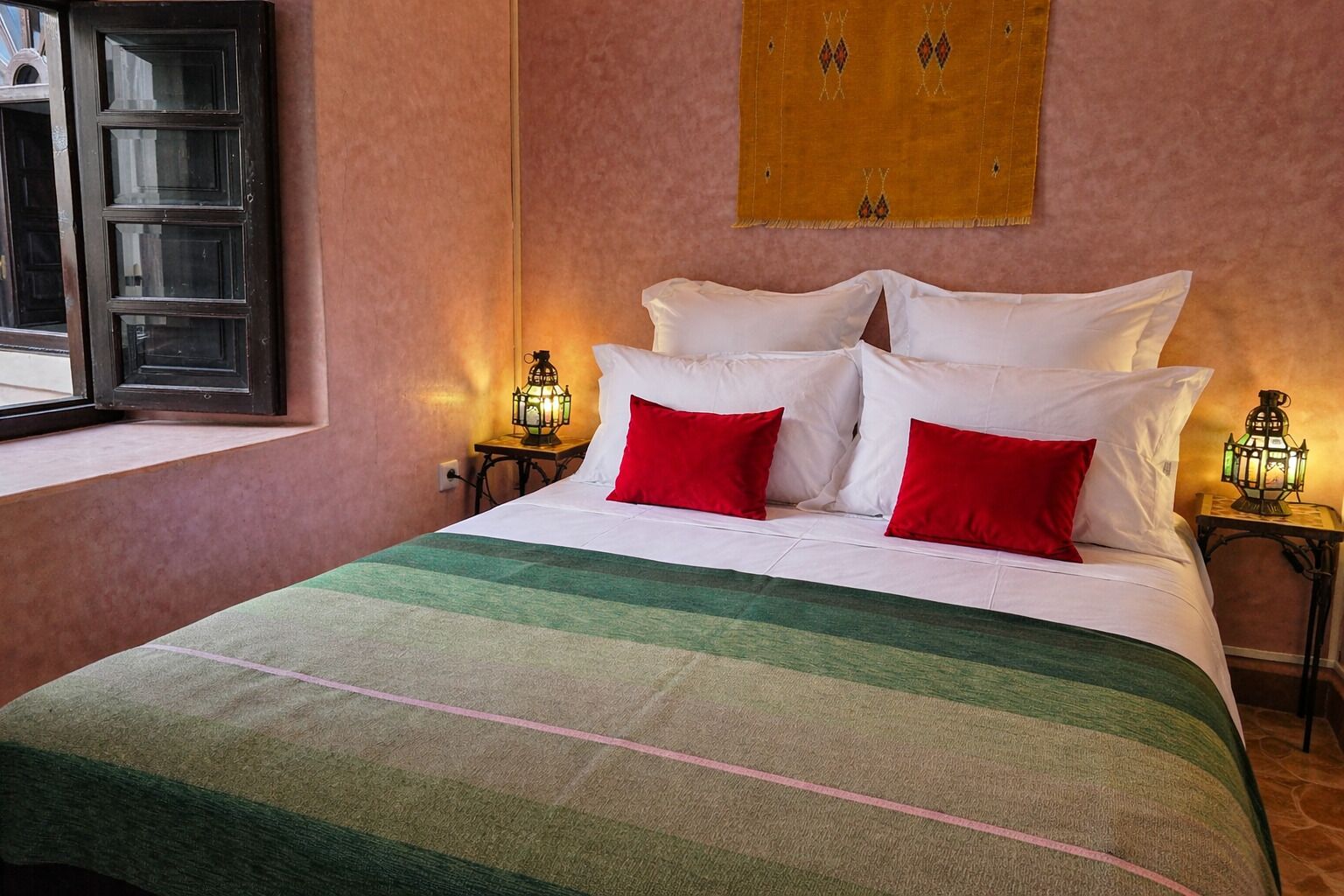 Habitación triple superior, varias camas, vista a la alberca | Sábanas de algodón egipcio y ropa de cama de alta calidad 