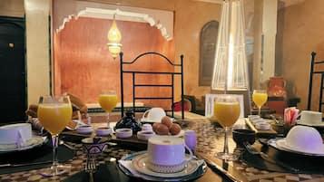 فطور كامل مجانًا يوميًا