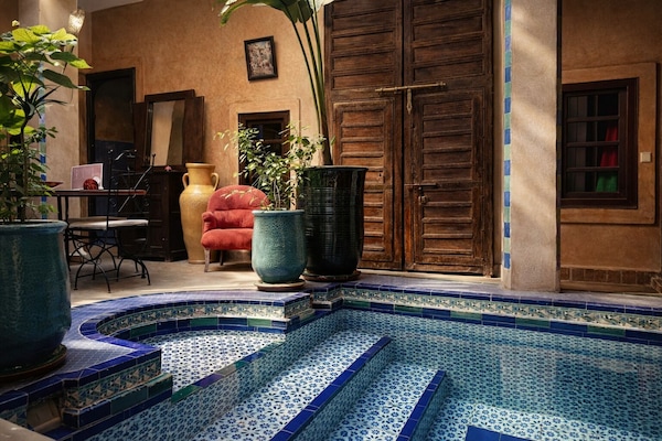 Piscine couverte, chaises longues