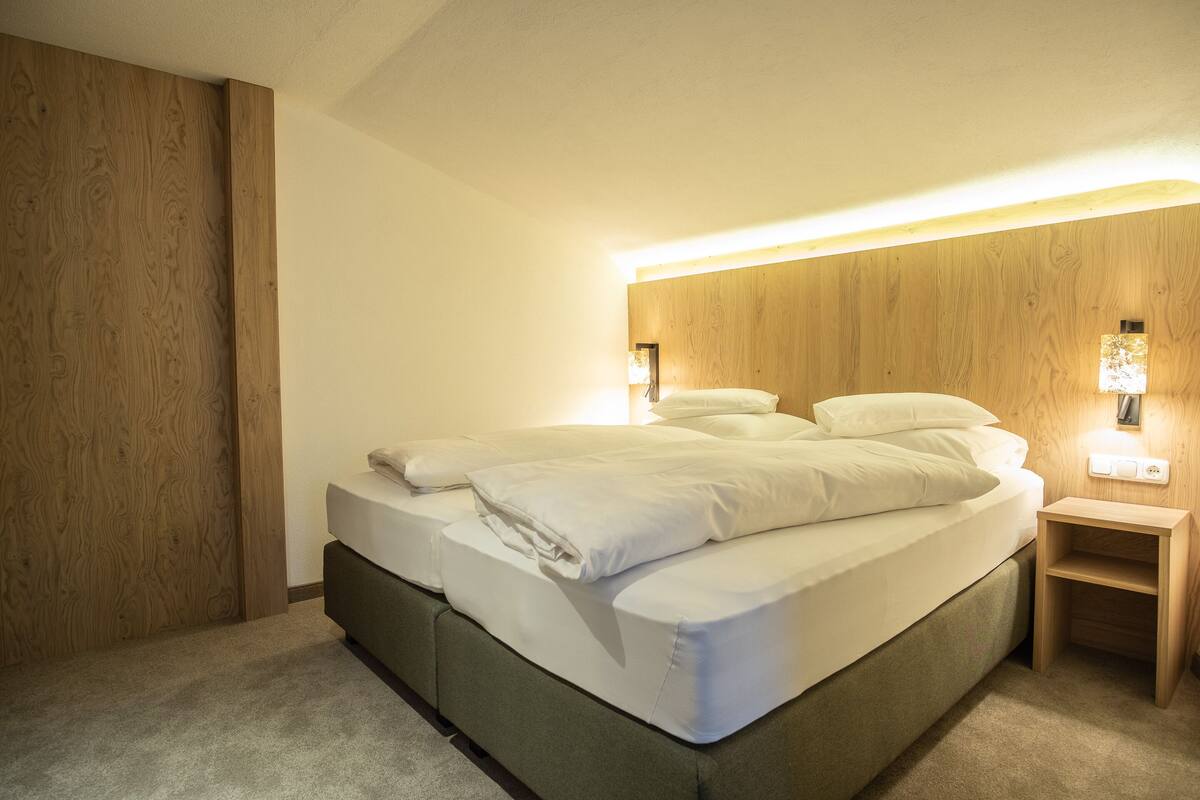 Minibar, in-room safe, desk, free WiFi
