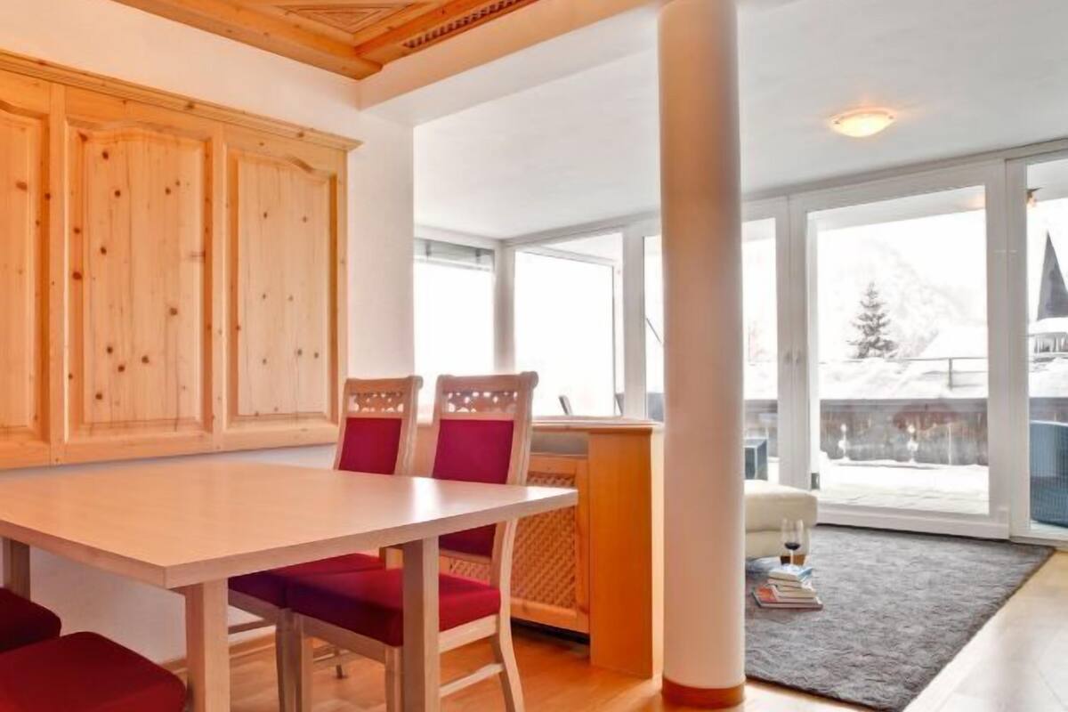 Suite, 2 Bedrooms, Balcony, Mountain View (Schafberg) | In-room dining