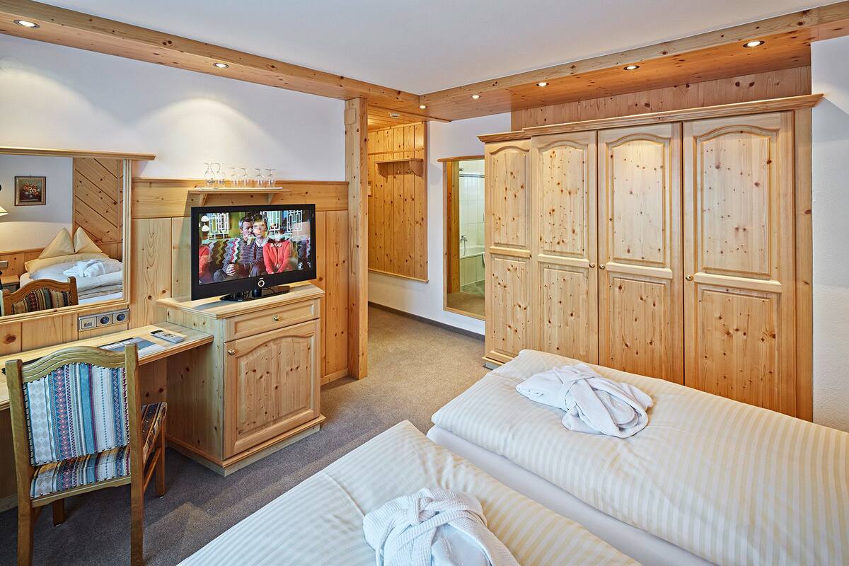 Minibar, in-room safe, desk, free WiFi
