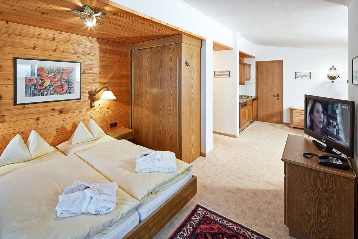 Minibar, in-room safe, desk, free WiFi