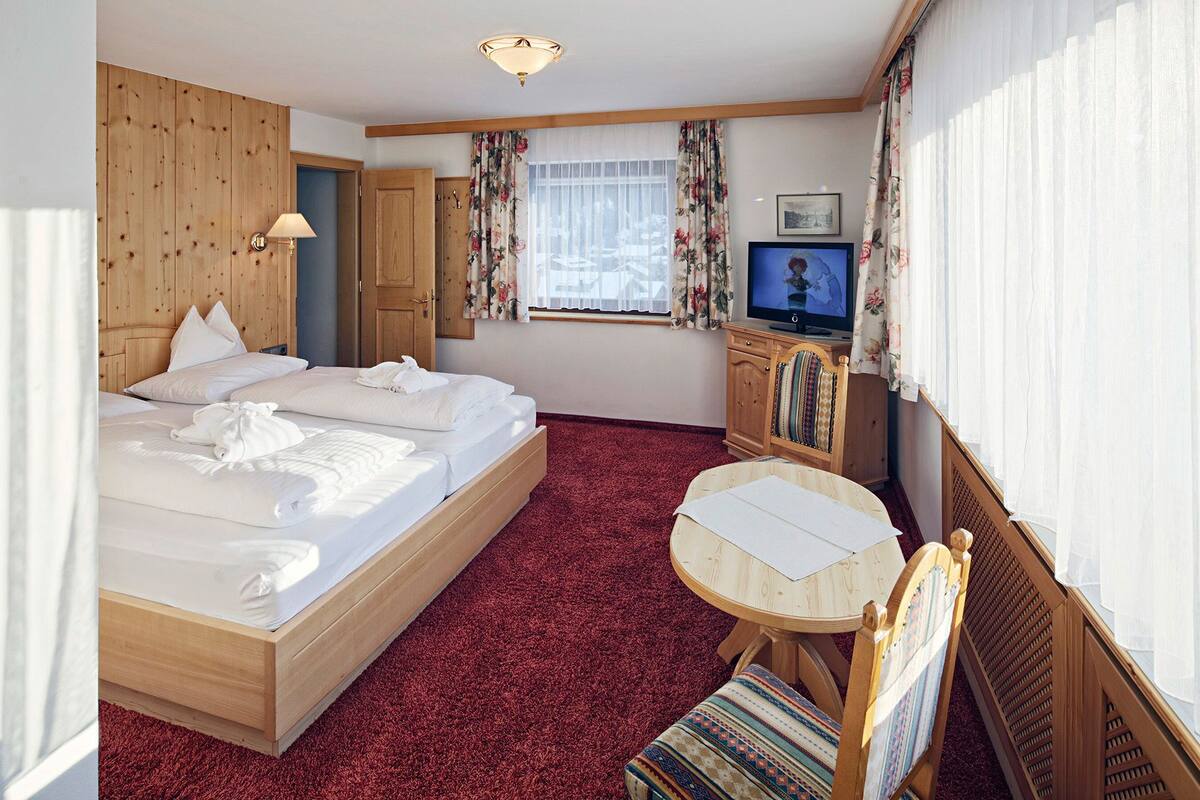Minibar, in-room safe, desk, free WiFi