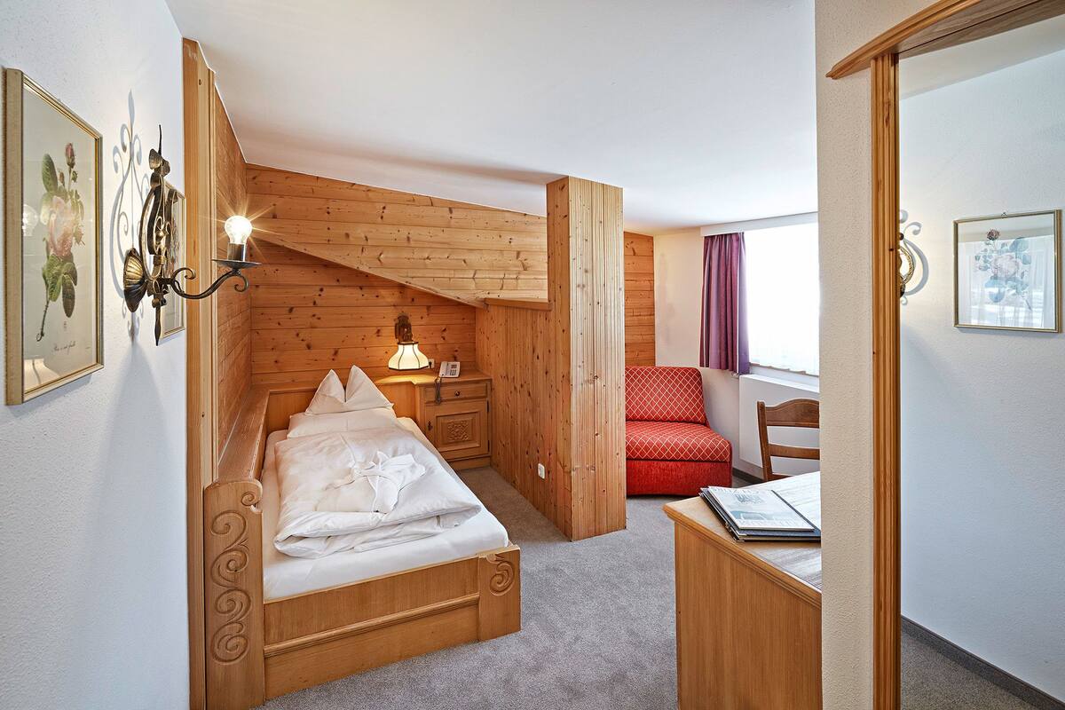 Minibar, in-room safe, desk, free WiFi
