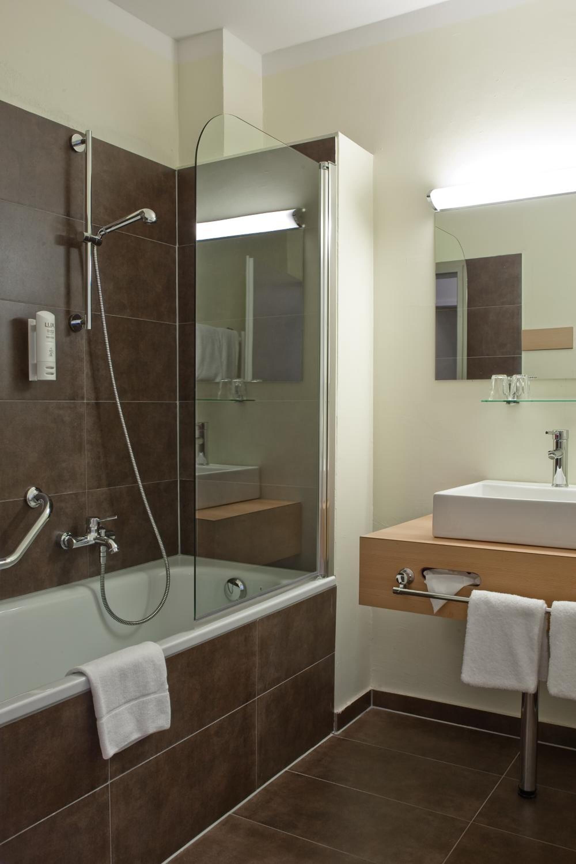 combined shower/bathtub, hair dryer, slippers, towels