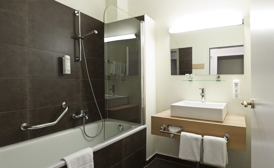 combined shower/bathtub, hair dryer, slippers, towels