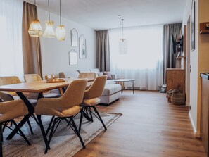 Appartement, 2 slaapkamers, niet-roken | Woonruimte | Flatscreentelevisie, een tabletcomputer, een dvd-speler en speelgoed