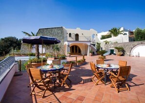 Frühstück, Mittagessen, italienische Küche, Blick auf den Pool