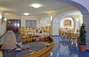 Se sirven desayunos y almuerzos; cocina italiana; junto a la piscina