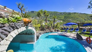 2 Außenpools, Sonnenschirme, Liegestühle