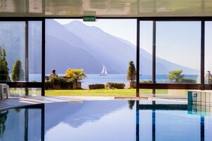 Indoor pool, sun loungers