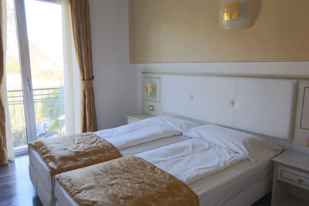 Een minibar met enkele gratis items, een kluis op de kamer, een bureau